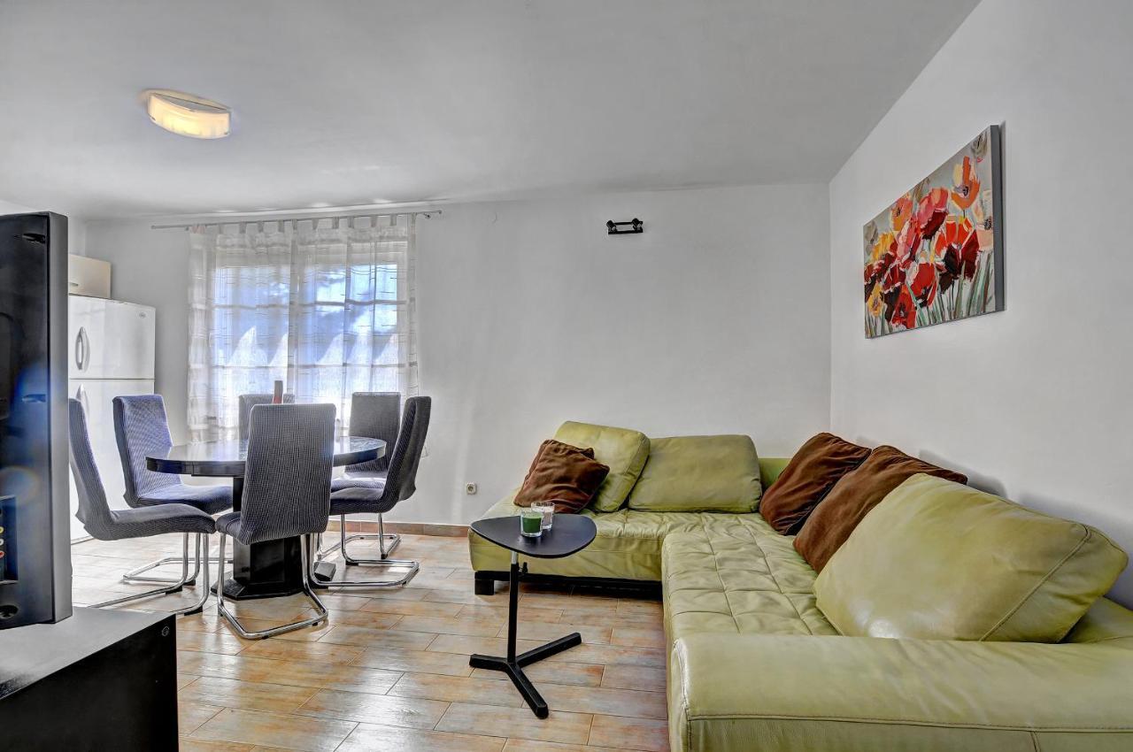Lina Apartment Pula Luaran gambar