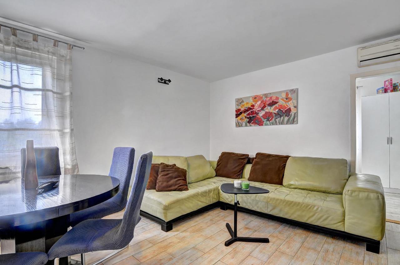 Lina Apartment Pula Luaran gambar