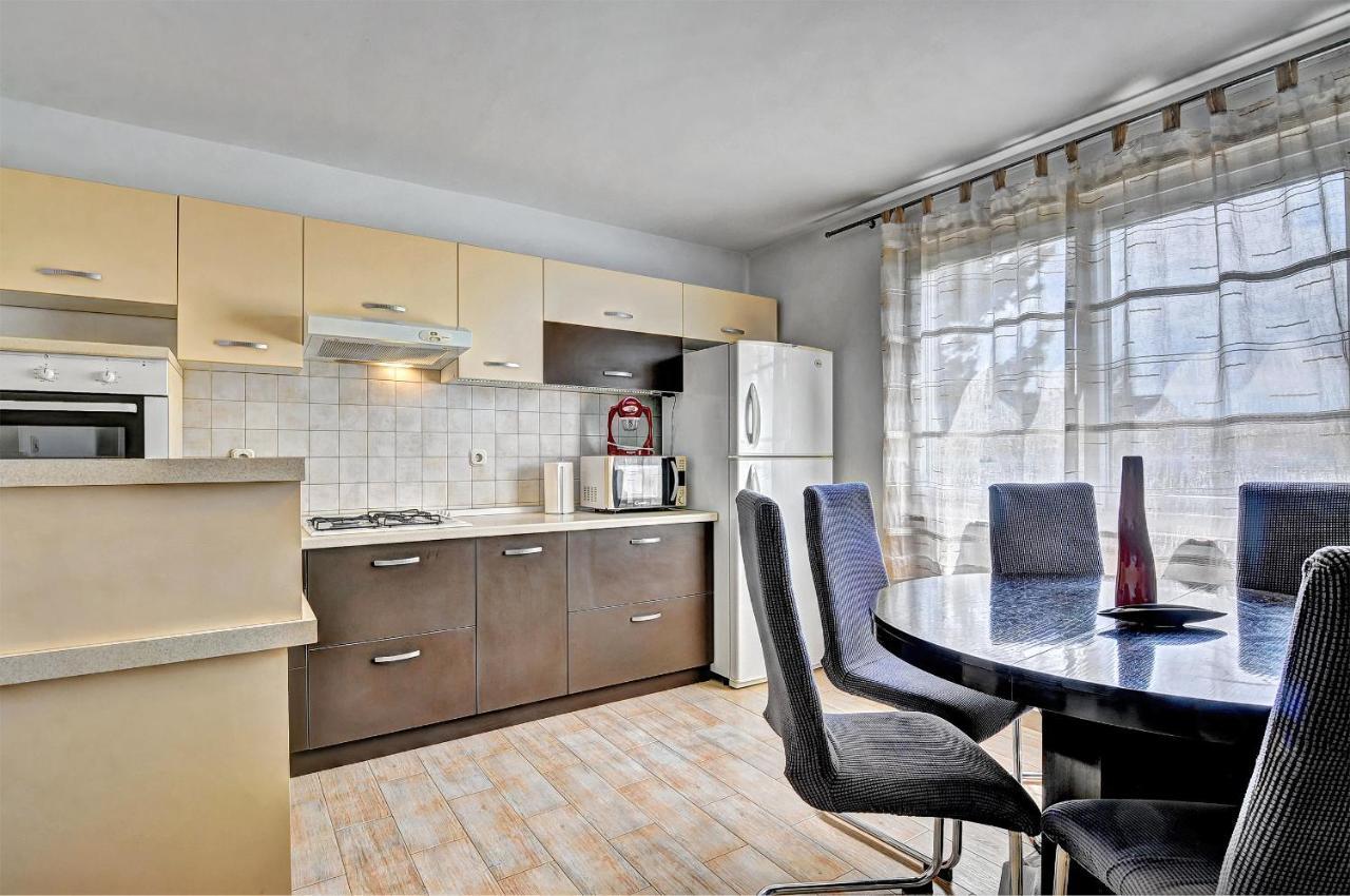 Lina Apartment Pula Luaran gambar