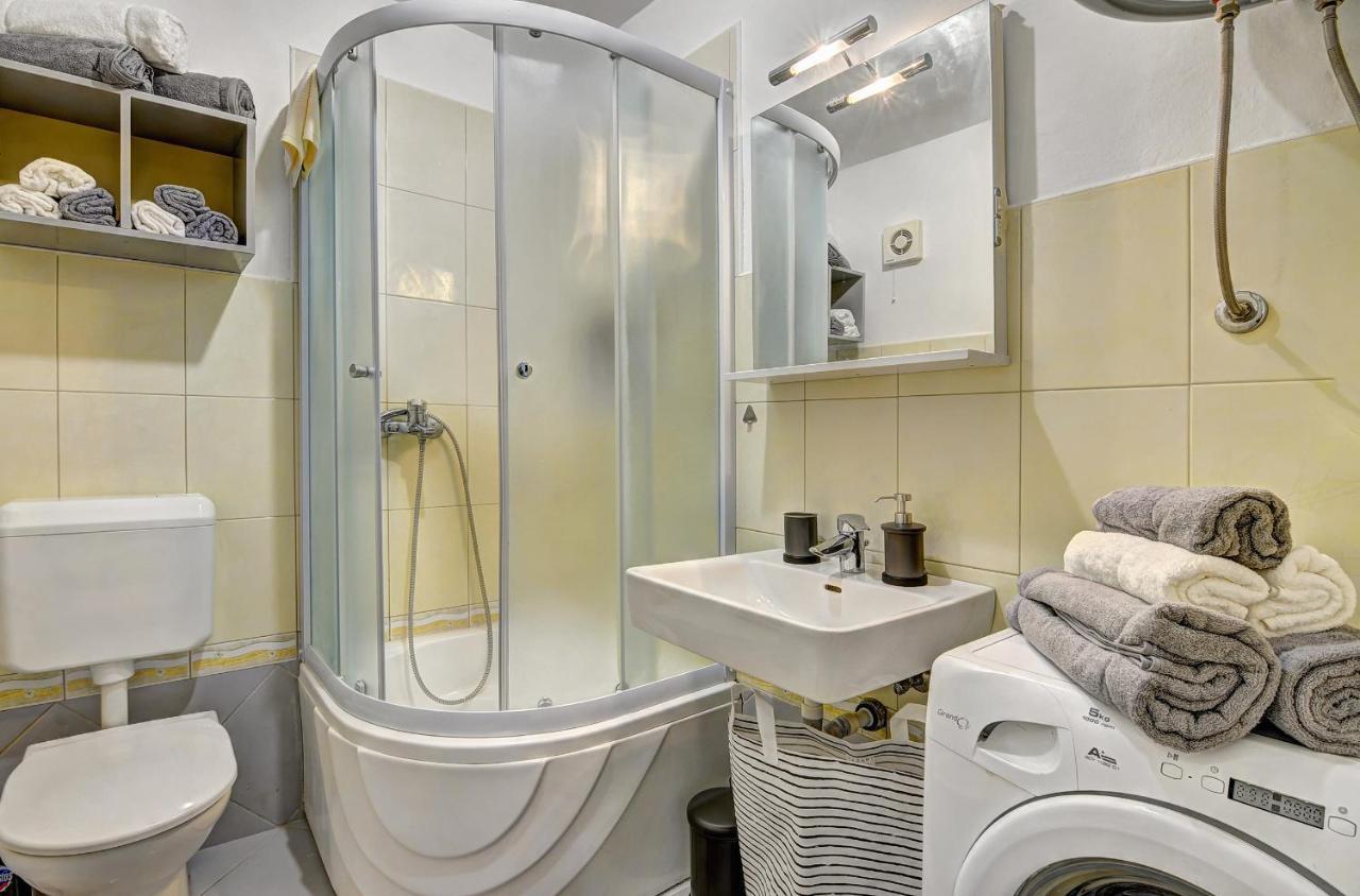 Lina Apartment Pula Luaran gambar