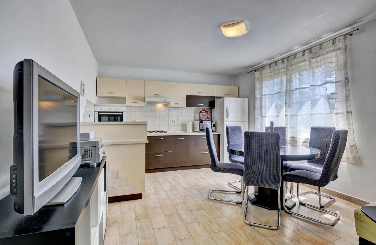 Lina Apartment Pula Luaran gambar